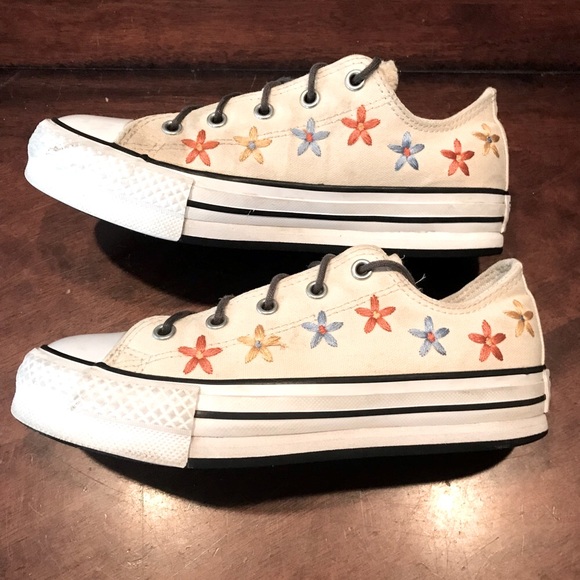 Converse $110 Chuck Taylor All Star Embroidered Flowers 671105C Big Kids Size 3 - Picture 3 of 10